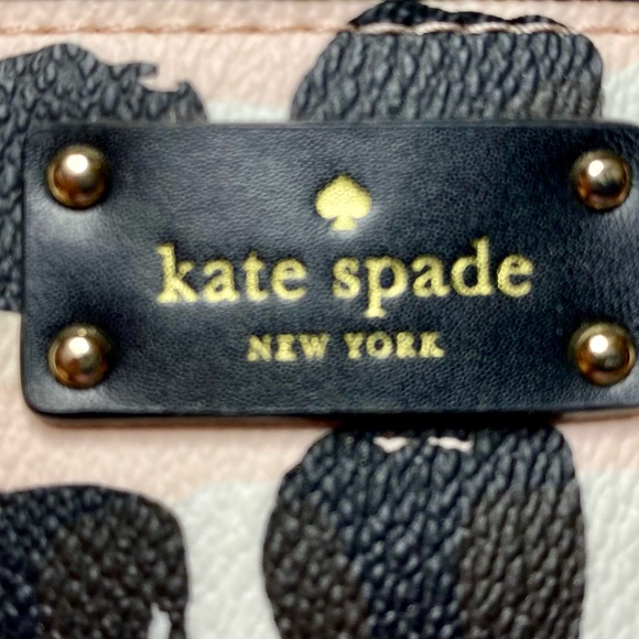 Kate Spade Wristlet with 4 compartments and credit card holder - Picture 8 of 9